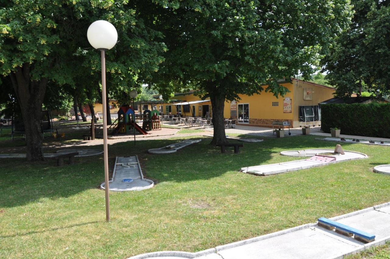Mobil Homes Xxl2 4 Chambres - Camping Le Ranch Des Volcans ชาเตล-กียง ภายนอก รูปภาพ